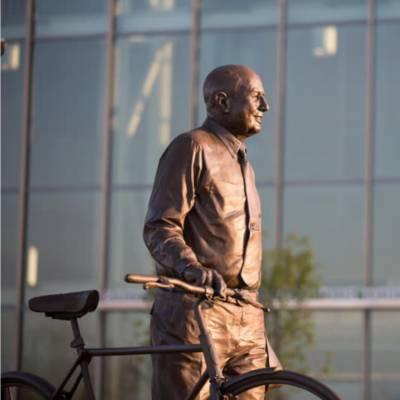 威廉·塞德曼和他的自行车雕像